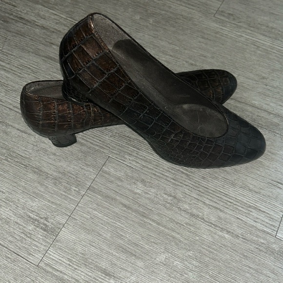 Stuart Weitzman Shiny Dark brown snakeskin heels - Picture 2 of 8